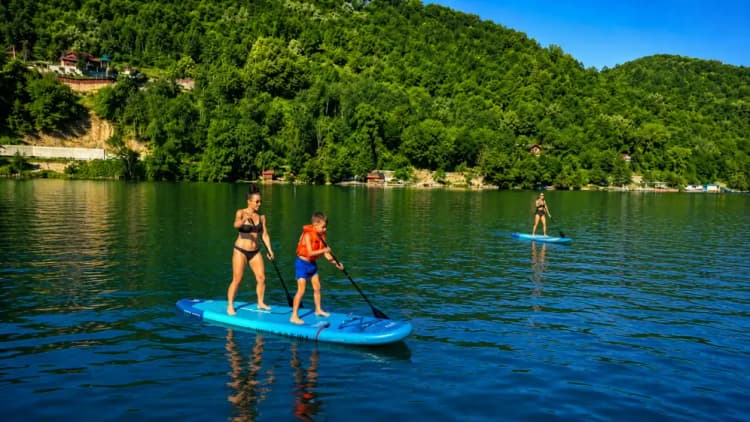 Jezero i obala, od jutra do sutona.