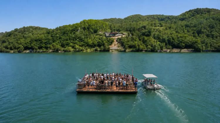 Jezero i obala, od jutra do sutona.